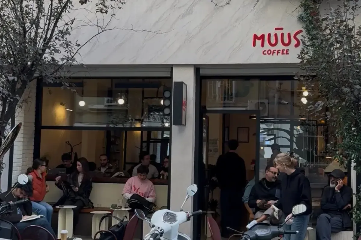 Muus Coffee'nin Cihangir'deki dükkânı, önünde oturan misafirler