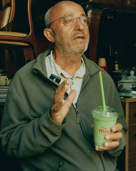 Antikacı amca MUUS matcha ile sohbet ediyor