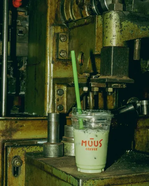 Torna atölyesinde makinenin üstünde MUUS matcha