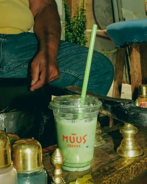 Pirinç işçisinin tezgâhında MUUS matcha
